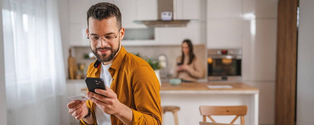 un homme fait un achat en ligne en utilisant l'internet