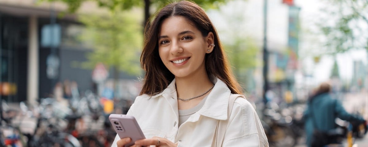 Une belle femme tenant son telephone