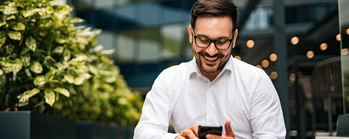 Vue d'un jeune homme d'affaires utilisant son téléphone.