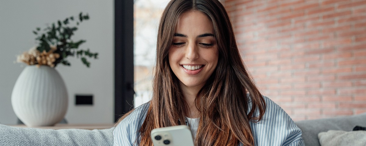 Une belle femme regardant dans son telephone